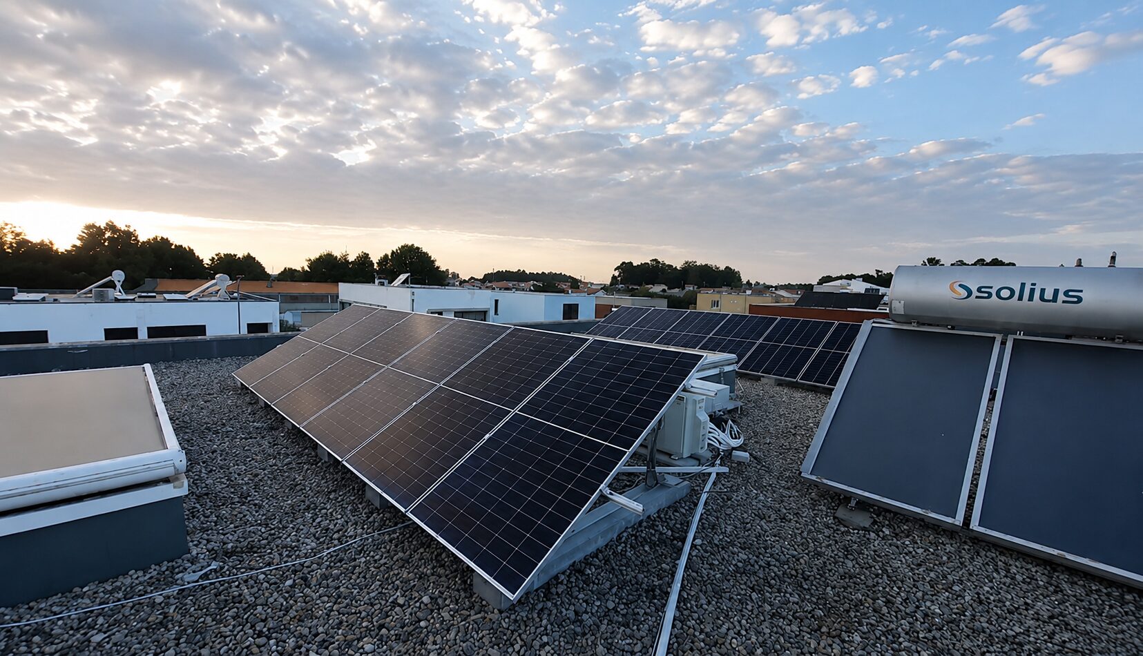 Painéis solares em telhado de telha cerâmica, entre vinhas